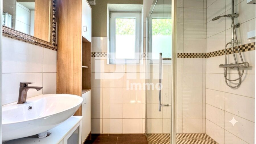 Charmantes Einfamilienhaus/Resthof mit viel Platz, modernisierter Technik und idyllischem Garten - Wohnhaus EG Bad / Dusche